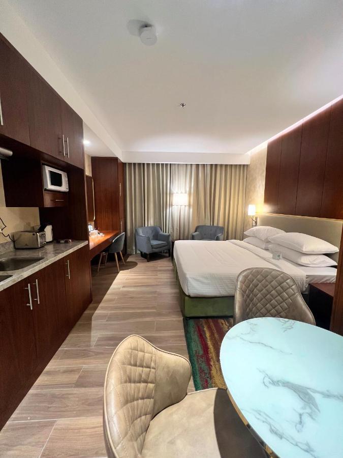 City Seasons Suites Дубай Экстерьер фото